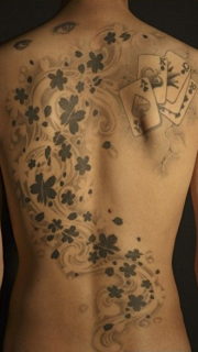 背部黑白花朵和扑克牌纹身