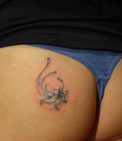点击大图看下一张：美女臀部的鲜花纹身图案