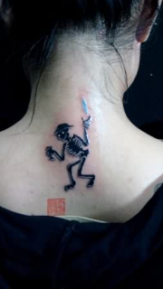 女生背部个性小骷髅纹身