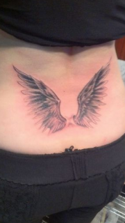 女孩子腰部好看的黑白翅膀纹身图案