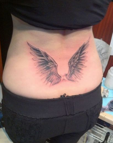 点击大图看下一张：女孩子腰部好看的黑白翅膀纹身图案