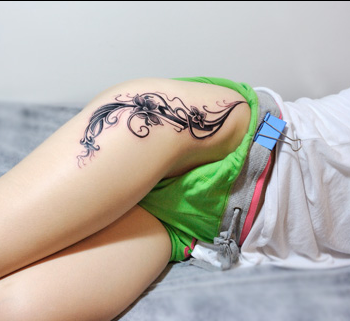 点击大图看下一张：美女大腿漂亮的花藤纹身