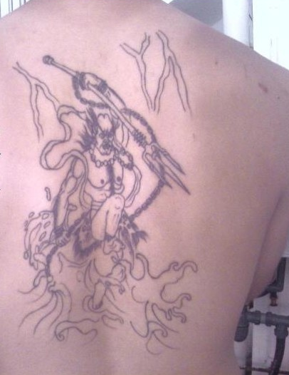 点击大图看下一张:男性后背简单的夜叉纹身