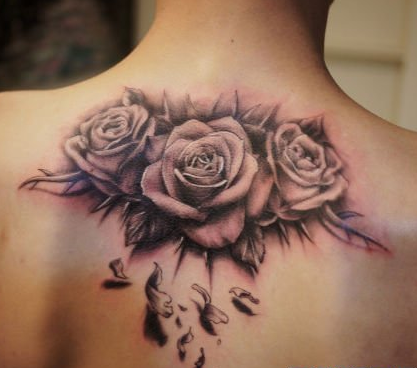 点击大图看下一张：背部黑白玫瑰花纹身