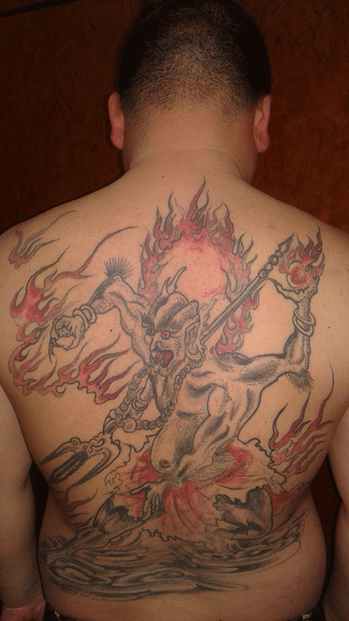 点击大图看下一张：男性满背夜叉纹身图案