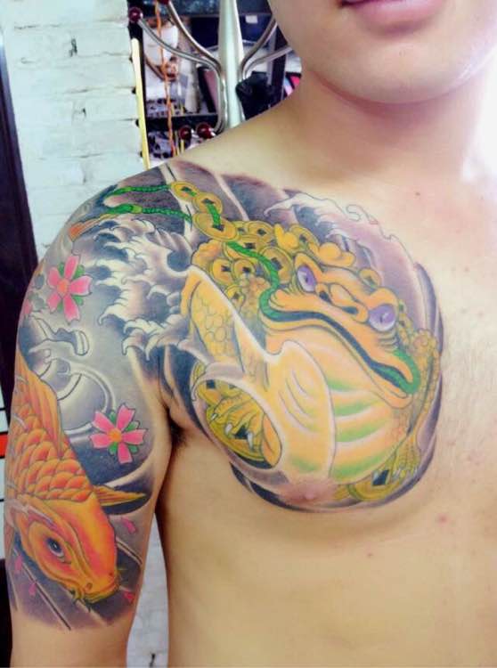 点击大图看下一张：男士半甲金蟾鲤鱼纹身
