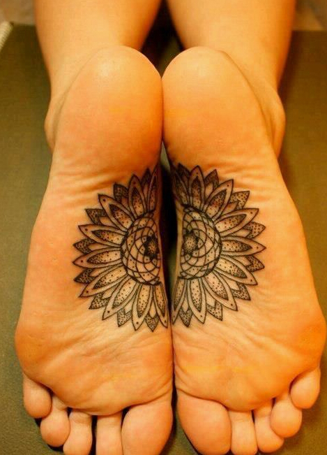 点击大图看下一张：男人脚底向日葵个性纹身图案