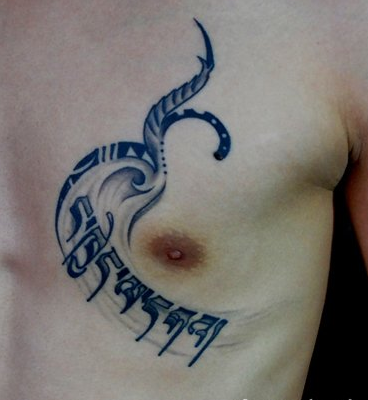 点击大图看下一张：男士胸前梵文纹身图案