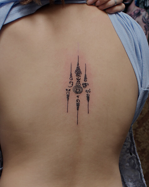 点击大图看下一张：女性泰国佛教招财符号纹身