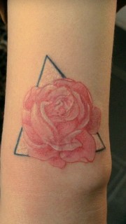 手腕玫瑰花遮盖旧纹身图案图片