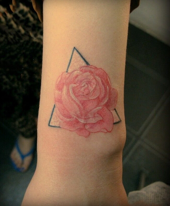 点击大图看下一张：手腕玫瑰花遮盖旧纹身图案图片