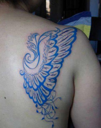 点击大图看下一张：肩部好看的彩色图腾翅膀刺青