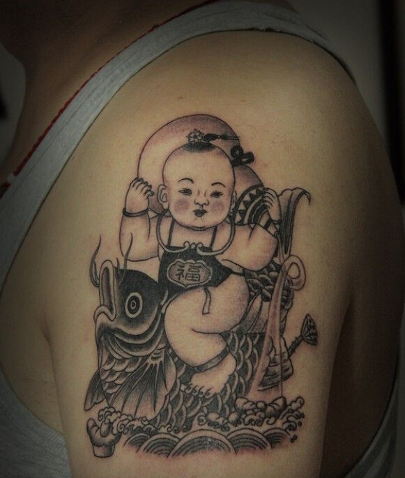 点击大图看下一张：中国传统风童子抱鱼手臂纹身