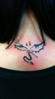 女人颈部小巧流行的恶魔翅膀纹身