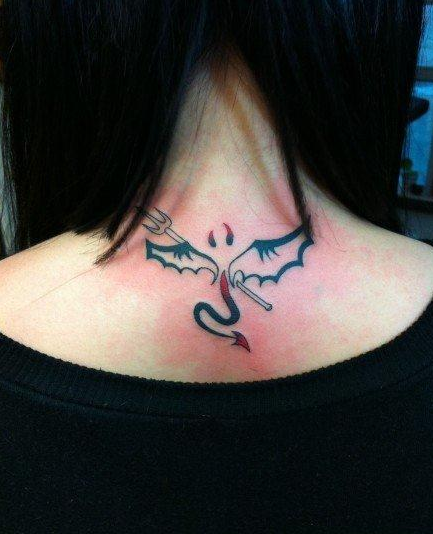 点击大图看下一张：女人颈部小巧流行的恶魔翅膀纹身