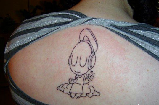 点击大图看下一张:后背听音乐的小天使纹身