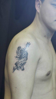 手臂唯美的黑灰弓箭与玫瑰花纹身图案