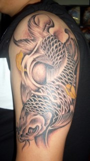 大臂黑灰鲤鱼纹身图案
