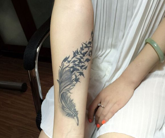 点击大图看下一张：美女手臂羽毛飞鸟纹身