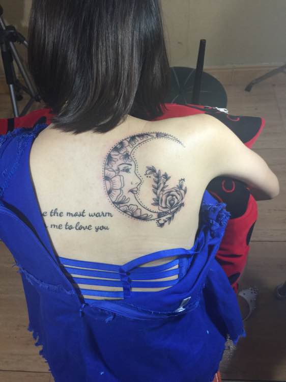 点击大图看下一张：女生背部好看的月亮玫瑰花纹身