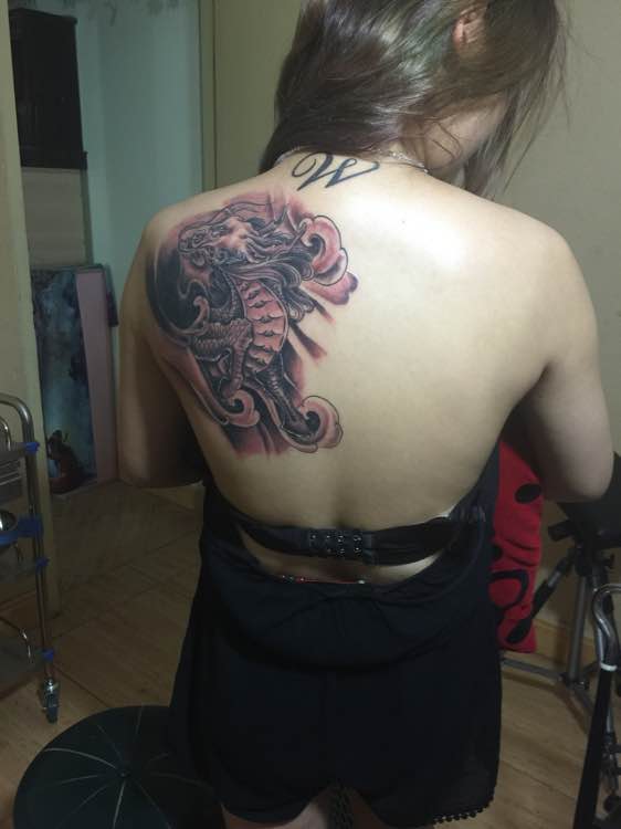点击大图看下一张：女生背部个性麒麟纹身