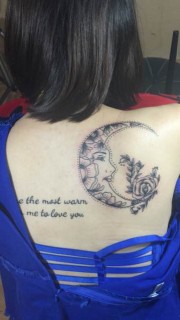 女生背部好看的月亮玫瑰花纹身