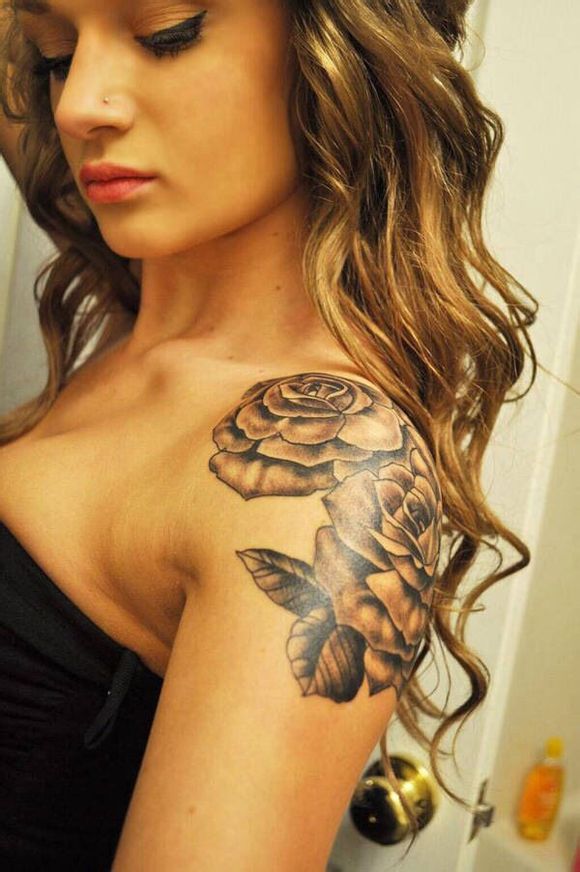 点击大图看下一张：欧美美女好看的披肩玫瑰纹身