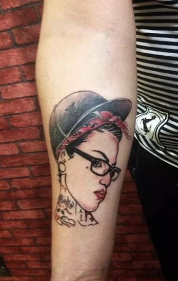 点击大图看下一张：小臂女性肖像纹身