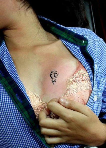 点击大图看下一张：美女胸部流行精美的图腾蝴蝶刺青图片