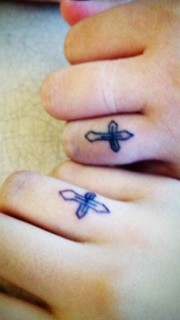 情侣手指简单个性的十字架纹身图案大全