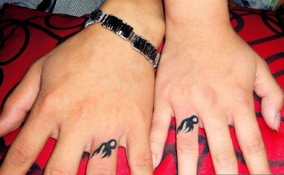 点击大图看下一张：情侣手上简约漂亮的蝎子刺青