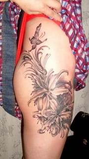 美女大腿上漂亮的花朵刺青