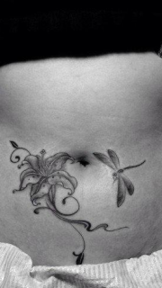 女性腹部前卫的百合花与蜻蜓刺青
