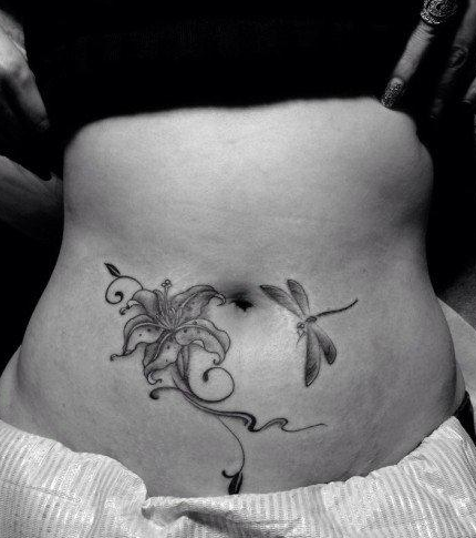 点击大图看下一张：女性腹部前卫的百合花与蜻蜓刺青