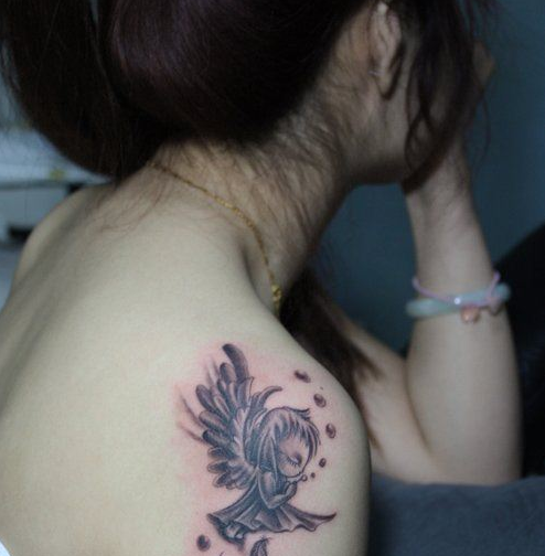 点击大图看下一张：美女手臂可爱的小天使刺青图片