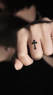 女性手指个性的十字架纹身