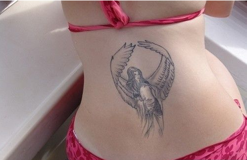 点击大图看下一张：美女腰部好看的天使刺青