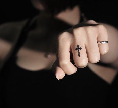 点击大图看下一张：女性手指个性的十字架纹身