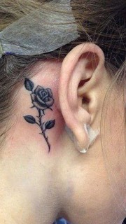 清纯姑娘耳后的黑色玫瑰纹身