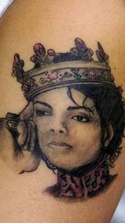 手臂带皇冠的迈克杰克逊纹身图案