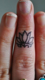 中指上的小莲花纹身