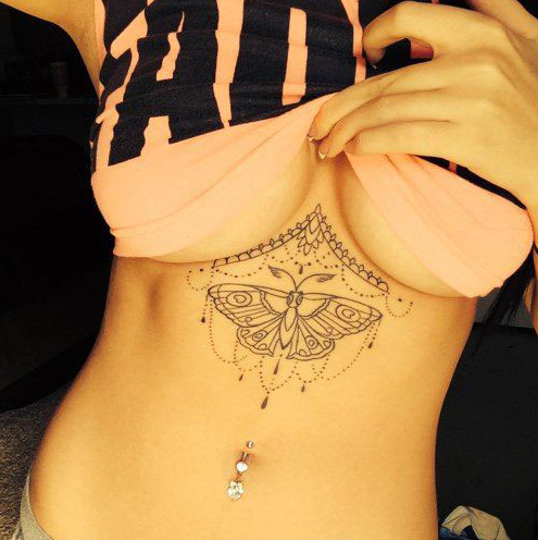 点击大图看下一张：胸下漂亮的蝴蝶纹身图案