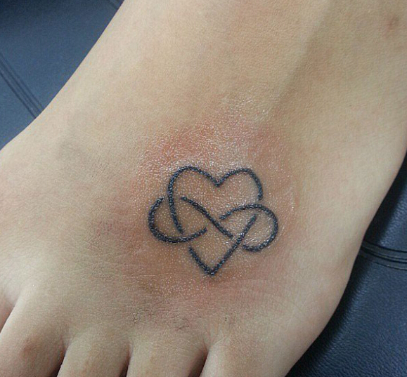 点击大图看下一张：脚面上交织在一起的爱心纹身