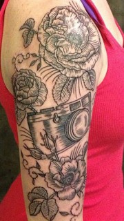 女孩的右臂花朵相机纹身