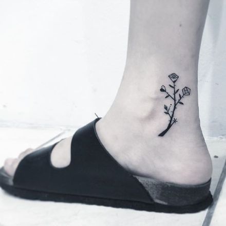 点击大图看下一张：脚踝小巧的玫瑰纹身图案