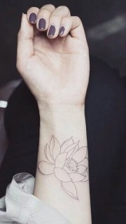 手腕简单漂亮的线条莲花纹身图案