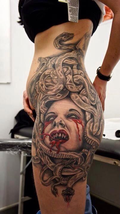 点击大图看下一张：女性腰臀上恐怖的美杜莎纹身