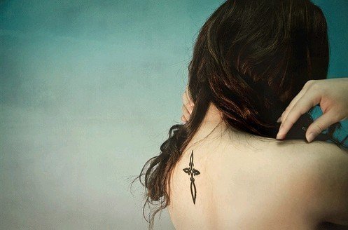 点击大图看下一张：美女背部十字架纹身图案