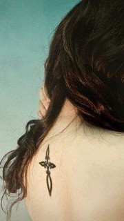 美女背部十字架纹身图案