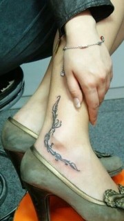 美女脚踝好看的花藤纹身图案